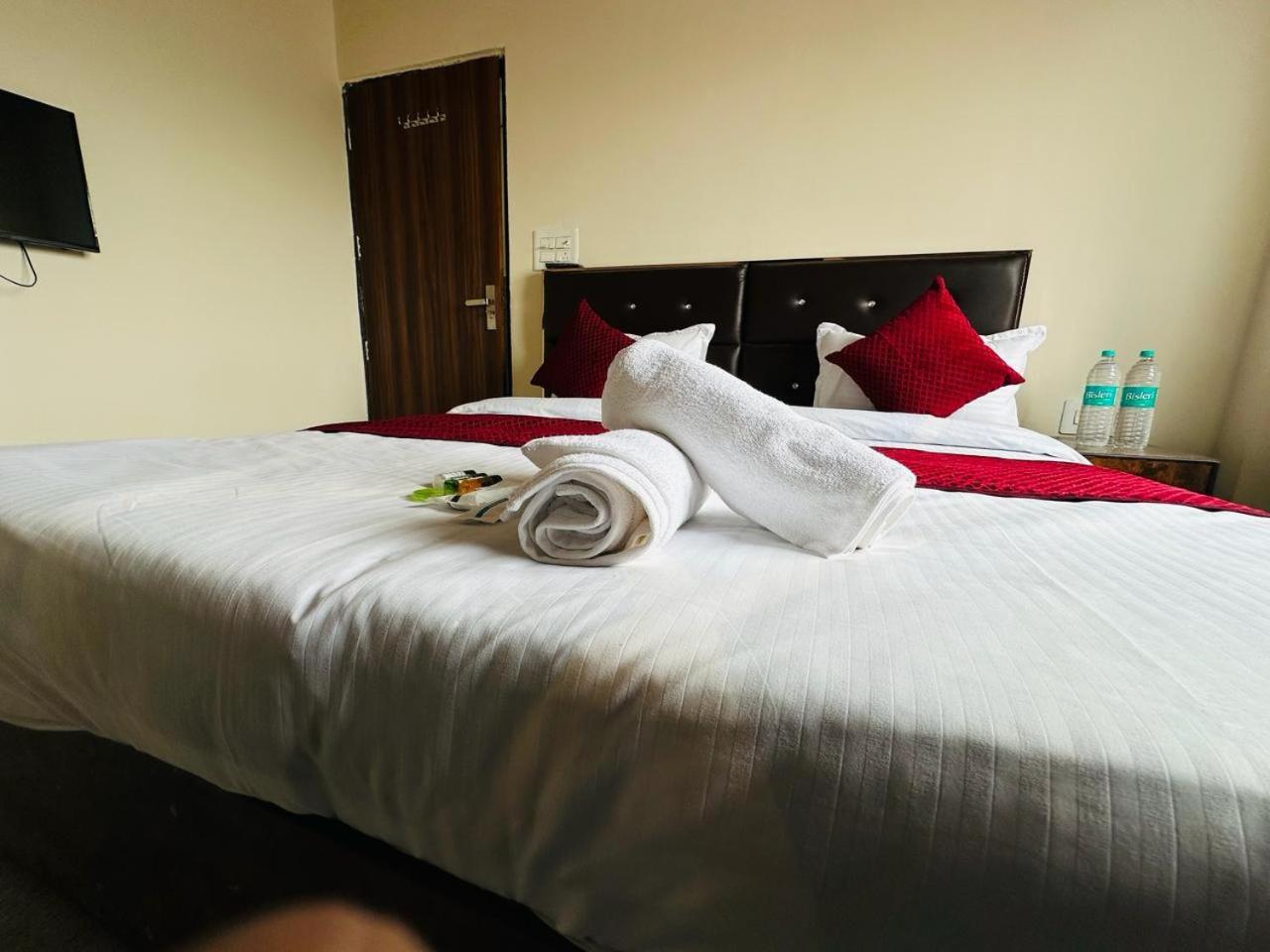 The Lord Krishna Residency Vrindavan Hotel Exterior foto