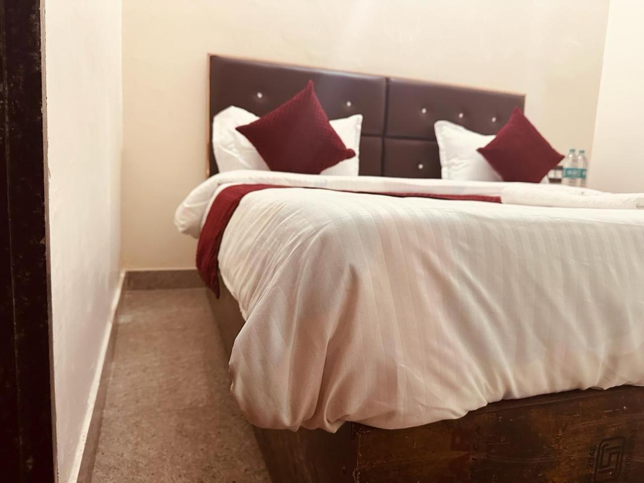 The Lord Krishna Residency Vrindavan Hotel Exterior foto