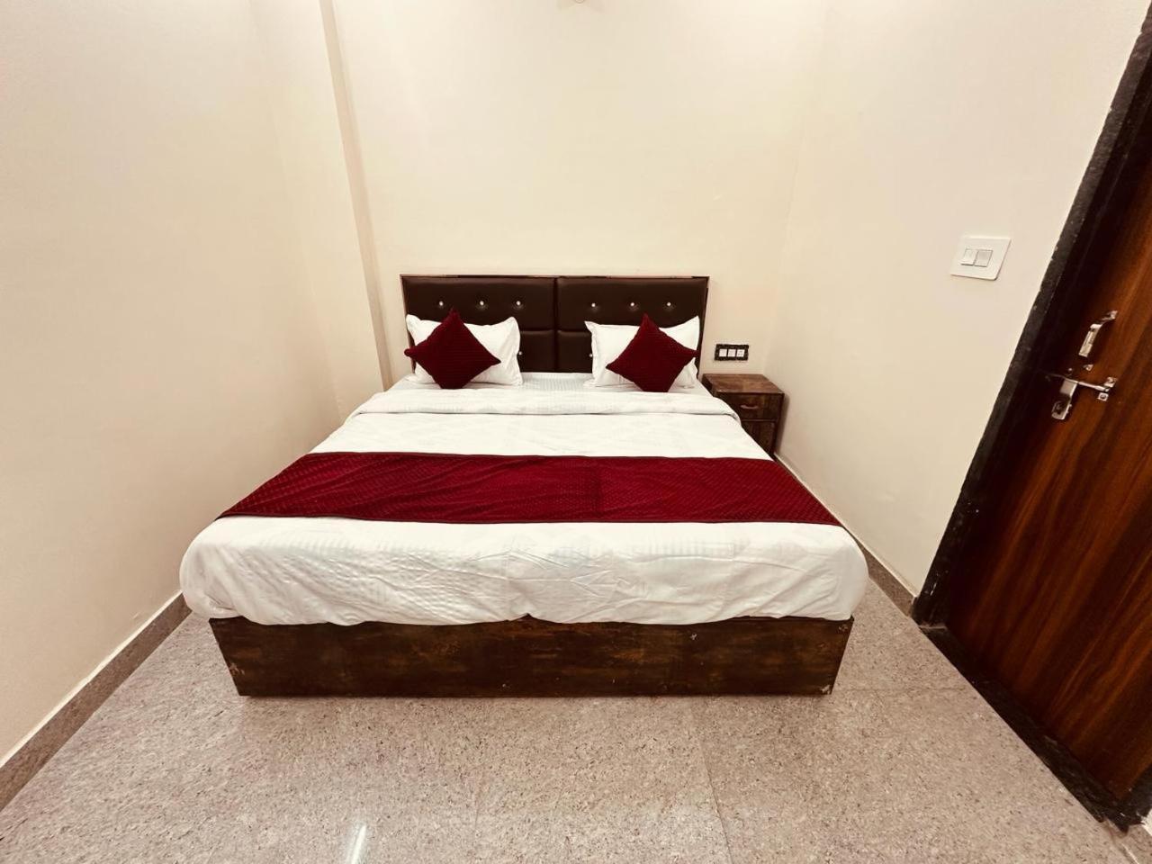 The Lord Krishna Residency Vrindavan Hotel Exterior foto