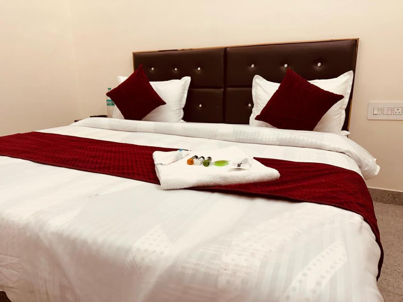 The Lord Krishna Residency Vrindavan Hotel Exterior foto