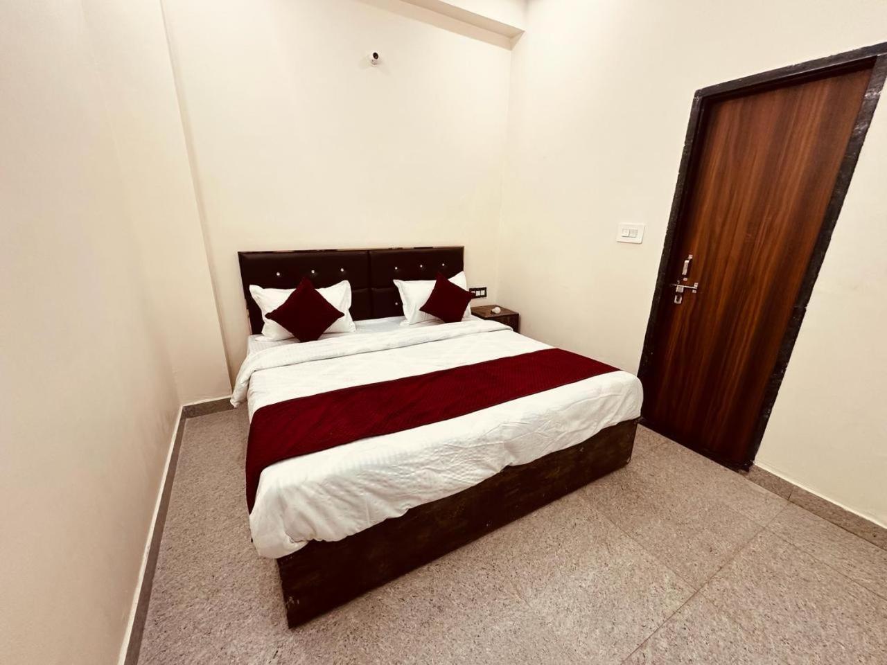 The Lord Krishna Residency Vrindavan Hotel Exterior foto