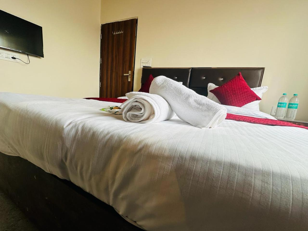 The Lord Krishna Residency Vrindavan Hotel Exterior foto