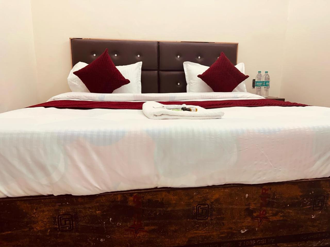 The Lord Krishna Residency Vrindavan Hotel Exterior foto