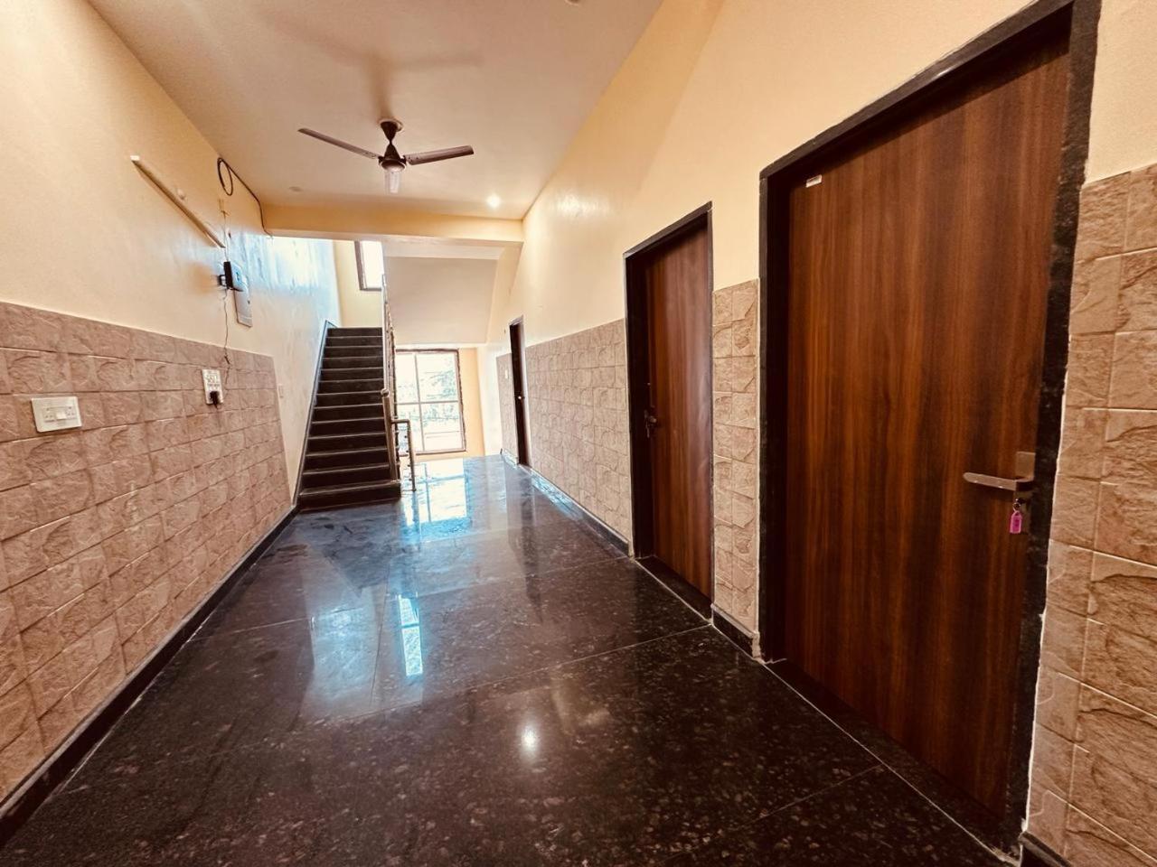 The Lord Krishna Residency Vrindavan Hotel Exterior foto