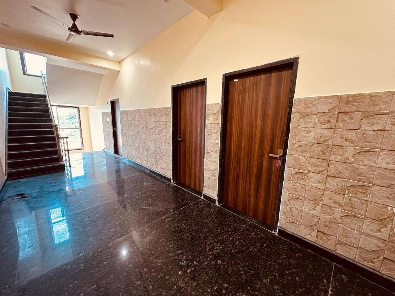 The Lord Krishna Residency Vrindavan Hotel Exterior foto